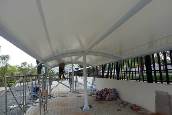 海口張拉膜車棚的優(yōu)勢(shì)：創(chuàng)新與實(shí)用的完美結(jié)合